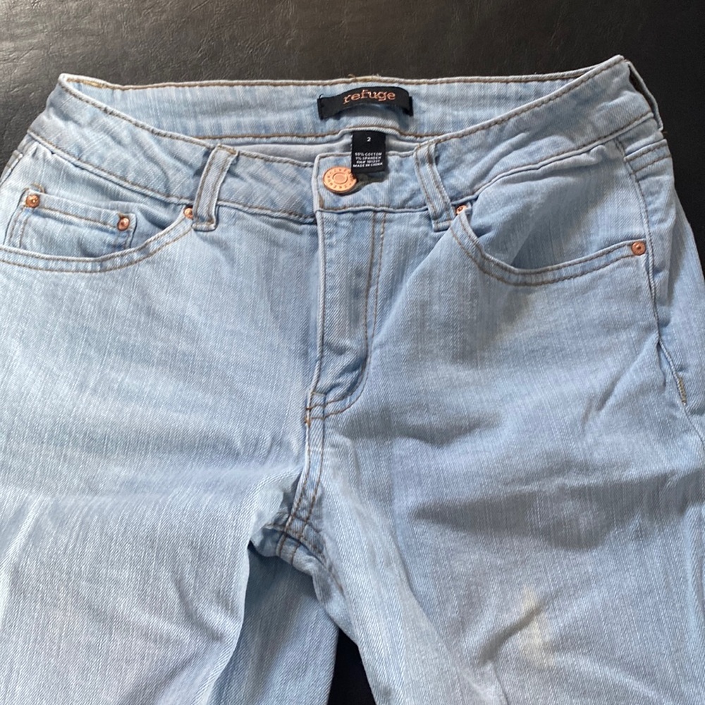 Refuge Size 2 light wash capris